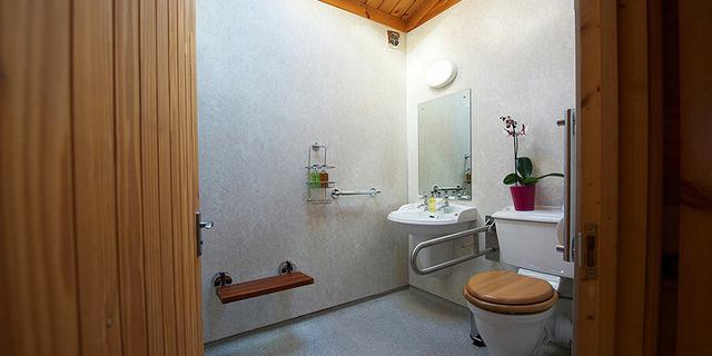 Oaklands Country Lodges bathroom 1220 x 620 128892987