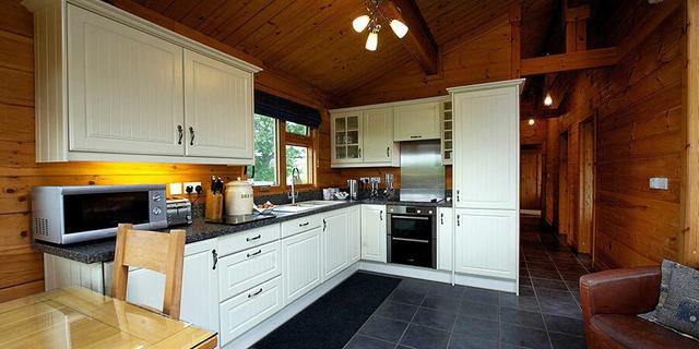 Oaklands Country Lodges kitchen 2 1220 x 620 1970019896